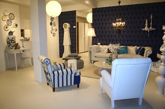 Ariadne at Home Blauw - Wit Kleur & Interieur Woonbeurs Foto's - Delftsblauw Ariadne Woonkamer met Meubels & Woonaccessoires LEES MEER... (Foto DroomHome.nl)