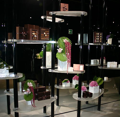 Armani Fiori Boutique met Gestyleerde Bloemen & Plantenarrangementen & Armani Dolci Boutique met Luxe Chocolade & Bonbons LEES MEER.. (Foto Armani Fiori & Dolci Boutique Via Manzoni, Milaan door DroomHome.nl) Armani Fiori Boutique met Gestyleerde Bloemen & Plantenarrangementen & Armani Dolci Boutique met Luxe Chocolade & Bonbons LEES MEER.. (Foto Armani Fiori & Dolci Boutique Via Manzoni, Milaan door DroomHome.nl)