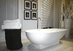 Luxe Glamour Badkamer met Vrijstaand Bad, Marmeren Badmeubel op de Miljonair Fair, Design Eric Kuster LEES MEER... Luxe Glamour Badkamer met Vrijstaand Bad, Marmeren Badmeubel op de Miljonair Fair, Design Eric Kuster LEES MEER...