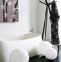 Moderne Badkamer in Slaapkamer met Design Badkamerlampen, Luxe Sanitair in de Wellness en Spa Ruimte van het Huis LEES MEER... Moderne Badkamer in Slaapkamer met Design Badkamerlampen, Luxe Sanitair in de Wellness en Spa Ruimte van het Huis LEES MEER...