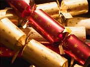 Kerst Knutselen voor de Gedekte Kersttafel Christmas Crackers met Kleine Kerstcadeautjes en Knalrotjes - Trendy Kerst Idee voor het hele Gezin tijdens het Kerstdiner  LEES MEER...