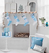 Sneeuwwitte Kerstdecoratie met Baby Blauwe Kerstsokken, by Country Living