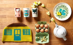 British Designer of the Year 2010: Donna Wilson met Paasontbijt Servies en Theepot Muts MEER DESIGN... (Foto Perscentrum Wonen op DroomHome.nl) British Designer of the Year 2010: Donna Wilson met Paasontbijt Servies en Theepot Muts MEER DESIGN... (Foto Perscentrum Wonen op DroomHome.nl)