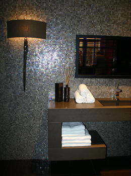 Eric Kuster badkamer accessoires: Egyptisch katoen handdoeken & wierook stokjes (Foto Woonbeurs Amsterdam 2008 van DroomHome.nl) Eric Kuster badkamer accessoires: Egyptisch katoen handdoeken & wierook stokjes (Foto Woonbeurs Amsterdam 2008 van DroomHome.nl)