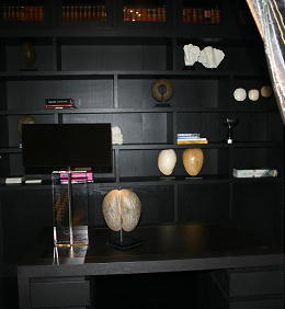 Eric Kuster Kantoor met donker hout eiken bureau & boekenkast, Eric Kuster lamp & natuurlijke woonaccessoires (Foto Woonbeurs Amsterdam 2008 van DroomHome.nl) Eric Kuster Kantoor met donker hout eiken bureau & boekenkast, Eric Kuster lamp & natuurlijke woonaccessoires (Foto Woonbeurs Amsterdam 2008 van DroomHome.nl)