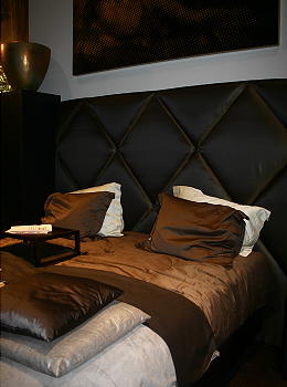 Boxspring Loft Vi-Spring Bed, Eric Kuster bed & Jacques Clement boxspring, Eric Kuster stoffen Diamonds Collectie beddengoed, John Breed schilderij (Foto Woonbeurs Amsterdam 2008 van DroomHome.nl) Boxspring Loft Vi-Spring Bed, Eric Kuster bed & Jacques Clement boxspring, Eric Kuster stoffen Diamonds Collectie beddengoed, John Breed schilderij (Foto Woonbeurs Amsterdam 2008 van DroomHome.nl)