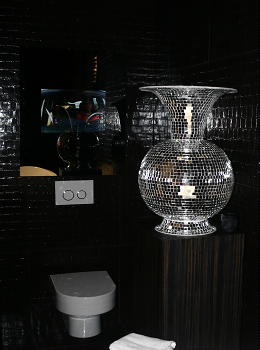 Eric Kuster toilet spiegel tv in luxe zwarte toilet inrichting & vrijstaand bad met mozaiek tegels DroomHome.nl Eric Kuster toilet spiegel tv in luxe zwarte toilet inrichting & vrijstaand bad met mozaiek tegels DroomHome.nl