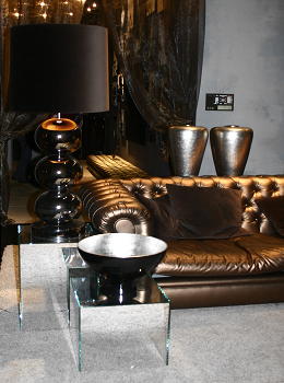 Eric Kuster combineert Brons, zilver, goud, bruin kleuren combinatie met glas, hout & natuursteen. Classy Eric Kuster tafellamp, hoogglans Eric Kuster meubelen, Delano poef in de hal. (Foto Woonbeurs Amsterdam 2008 van DroomHome.nl) Eric Kuster combineert Brons, zilver, goud, bruin kleuren combinatie met glas, hout & natuursteen. Classy Eric Kuster tafellamp, hoogglans Eric Kuster meubelen, Delano poef in de hal. (Foto Woonbeurs Amsterdam 2008 van DroomHome.nl)
