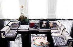 Fashion Designer Jean Paul Gaultier Interior Design voor Roche Bobois - Modulaire Banken LEES MEER... (Foto Perscentrum Wonen op DroomHome.nl)