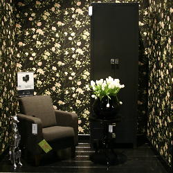 Goossens 2011 Eetkamer Interieur met Heerlijke Fauteuils, Strakke Houten Kasten en Romantisch Bloemen Behang