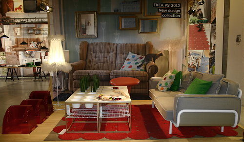 Ikea PS Design 2012 Collectie van Nieuwste Meubels & Woonaccessoires - Ikea Woonkamer met Ikea PS Design 3 Zitsbank, Salontafels, Staande Lamp, Vloerkleed & Kinderstoeltjes LEES MEER... (Foto Ikea Huis op Milaan Beurs Salone del Mobile door DroomHome.nl Ikea PS Design 2012 Collectie van Nieuwste Meubels & Woonaccessoires - Ikea Woonkamer met Ikea PS Design 3 Zitsbank, Salontafels, Staande Lamp, Vloerkleed & Kinderstoeltjes LEES MEER... (Foto Ikea Huis op Milaan Beurs Salone del Mobile door DroomHome.nl
