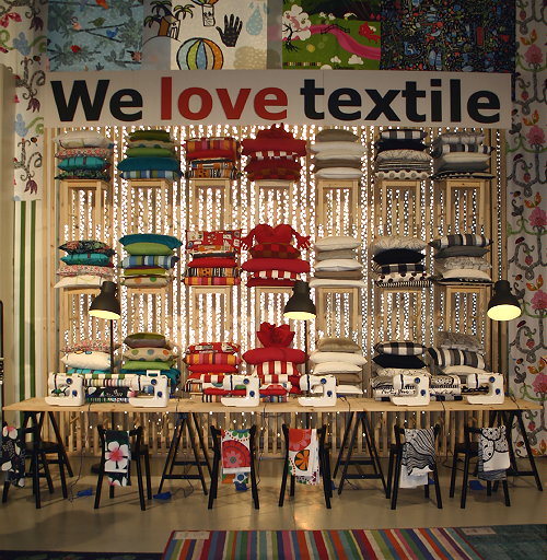 Ikea PS Design 2012 Collectie van Nieuwste Meubels & Woonaccessoires - 'We Love Textile!' Ikea Naai Atelierwaar vele Naaimachines de Vrolijke Stoffen voor Gordijnen, Dekbedovertrekken en Kussens Gemaakt Worden. LEES MEER... (Foto Ikea Huis op Milaan Beurs Salone del Mobile door DroomHome.nl Ikea PS Design 2012 Collectie van Nieuwste Meubels & Woonaccessoires - 'We Love Textile!' Ikea Naai Atelierwaar vele Naaimachines de Vrolijke Stoffen voor Gordijnen, Dekbedovertrekken en Kussens Gemaakt Worden. LEES MEER... (Foto Ikea Huis op Milaan Beurs Salone del Mobile door DroomHome.nl