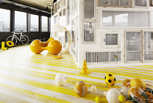 Woontrend Graphical - Grafisch Wonen Interieur Trends voor Vloer & Wandbekleding - Gekleurde Banen Bruynzeel Parket - Vloeren Combineren LEES MEER... (Foto Perscentrum Wonen  op DroomHome.nl)