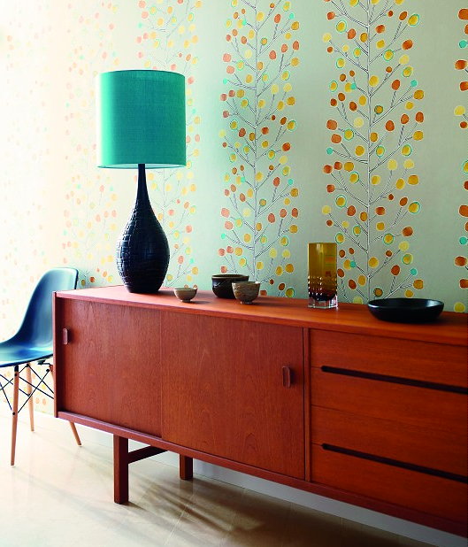 Woontrend Revival - Trendy Retro Interieur met Hippe Vloer & Wandbekleding - Scion Behang Berry Tree - Behang Special LEES MEER... (Foto Perscentrum Wonen  op DroomHome.nl)