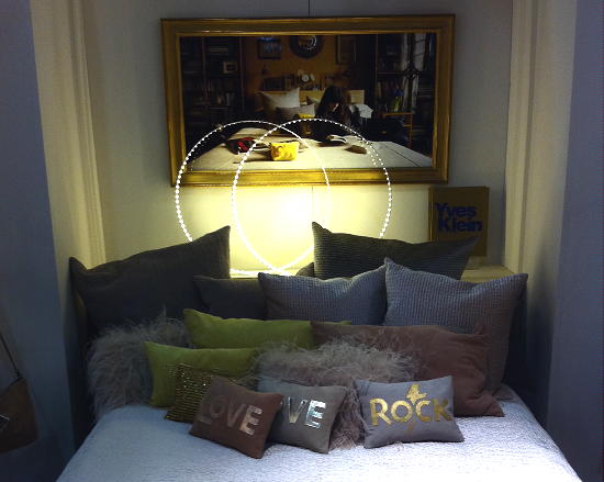Interieur Trend Kleuren 2011 - Groen en Grijze Kussens Liefde Rock en Punk Sierkussens van Maison de Vacances LEES MEER... (Foto Perscentrum Wonen op DroomHome.nl) Interieur Trend Kleuren 2011 - Groen en Grijze Kussens Liefde Rock en Punk Sierkussens van Maison de Vacances LEES MEER... (Foto Perscentrum Wonen op DroomHome.nl)