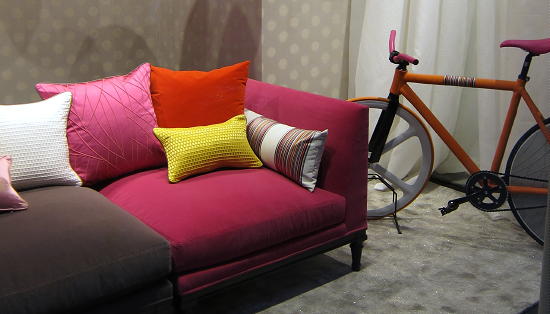 Interieur Trend Kleuren 2011 - Geel, Roze, Oranje Stoffen Collectie Signatures van Lelièvre Vrolijke Kussens & Bank Bekleding LEES MEER... (Foto Perscentrum Wonen op DroomHome.nl) Interieur Trend Kleuren 2011 - Geel, Roze, Oranje Stoffen Collectie Signatures van Lelièvre Vrolijke Kussens & Bank Bekleding LEES MEER... (Foto Perscentrum Wonen op DroomHome.nl)