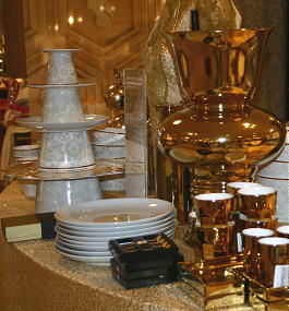 Ontwerper Marcel Wanders Kerst Stapel Serviezen Goud Glamour Kerstaccessoires voor de Bijenkorf DroomHome.nl Ontwerper Marcel Wanders Kerst Stapel Serviezen Goud Glamour Kerstaccessoires voor de Bijenkorf DroomHome.nl