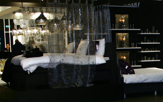 Leen Bakker Slaapkamer2011 - Leen Bakker Boxspring Bed met Pocketvering Matrassen, Dekbed met leen bakker Dekbedovertrek, Kussens, Slaapkamergordijnen en Romantische Hanglampen op de Woonbeurs Amsterdam LEES MEER... (Foto DroomHome.nl) Leen Bakker Slaapkamer - Leen Bakker Boxspring Bed met Pocketvering Matrassen, Dekbed met leen bakker Dekbedovertrek, Kussens, Slaapkamergordijnen en Romantische Hanglampen op de Woonbeurs Amsterdam LEES MEER... (Foto DroomHome.nl)