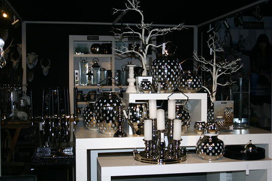 Lifestyle Home Collection Kerst 2011 Woonaccessoires - Zilveren Kerstdecoratie van Vazen en Kandelaars Kerstdecoratie LEES MEER... (Foto DroomHome op Home & Interior Beurs te Nieuwegein in het Home & Tradecenter)