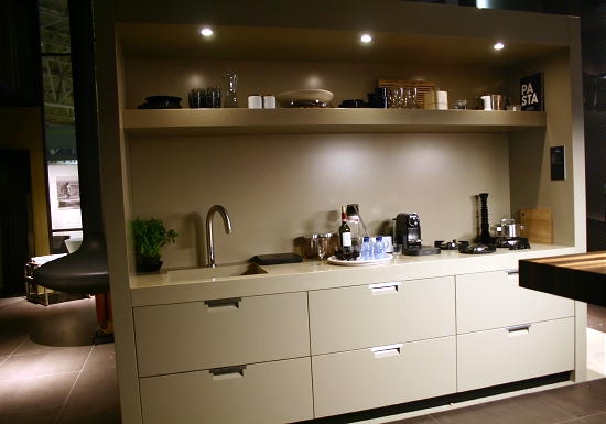 Sexy Loft de Film Interieur Creme Design Keuken in Hoogglans met Houten Bar- Acteur Barry Atsma Presenteert de Film Loft op de Woonbeurs met Eigen Huis & Interieur Appartement (Foto DroomHome.nl) Sexy Loft de Film Interieur Creme Design Keuken in Hoogglans met Houten Bar- Acteur Barry Atsma Presenteert de Film Loft op de Woonbeurs met Eigen Huis & Interieur Appartement (Foto DroomHome.nl)