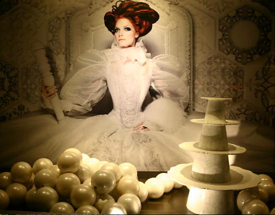 Ontwerper Marcel Wanders Kerst Luxury Collectie voor de Bijenkorf, Witte Kerstdecoratie White Queen FOTO OVERZICHT...DroomHome.nl Ontwerper Marcel Wanders Kerst Luxury Collectie voor de Bijenkorf, Witte Kerstdecoratie White Queen FOTO OVERZICHT...DroomHome.nl