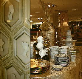 Ontwerper Marcel Wanders Kerst Woonaccessoires in Goud, Zwart & Wit Serviezen, Kandelaars, Tafellakens & Servetten, Vazen, etc. Collectie voor de Bijenkorf DroomHome.nl Ontwerper Marcel Wanders Kerst Woonaccessoires in Goud, Zwart & Wit Serviezen, Kandelaars, Tafellakens & Servetten, Vazen, etc. Collectie voor de Bijenkorf DroomHome.nl