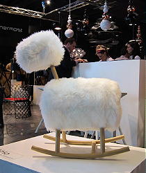 Milaan Trends 2011 - Kleurrijk & Speels Interieur op Salone del Mobile 2011 - Schommelschaap Hi Ho Ontwerp Jarrod Lim Design Hobbelpaard LEES MEER... (Foto Perscentrum Wonen  op DroomHome.nl)
