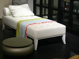 Wit Lederen Piet Boon daybed Sam met Kaat Tafel & Dienblad (Foto Woonbeurs Amsterdam 2008 op DroomHome.nl)