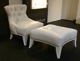 Piet Boon fauteuil & poef Sam in wit gecapitonneerd leer. Little Sam kinderstoel in wit licht blauw & roze. (Foto Woonbeurs Amsterdam 2008 op DroomHome.nl) Piet Boon fauteuil & poef Sam in wit gecapitonneerd leer. Little Sam kinderstoel in wit licht blauw & roze. (Foto Woonbeurs Amsterdam 2008 op DroomHome.nl)