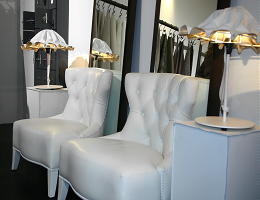 Piet Boon eetkamerstoelen Sam, 2 lederen Sjoerd consoles, Froukje Piet Boon Spiegel & Luee Piet Boon Lampen. (Foto Woonbeurs Amsterdam 2008 op DroomHome.nl)