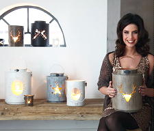 Riverdale Kerst Collectie 2011 Christmas Celebrations met Rendier Riverdale Lantaarns, Stoffen Christmas Time Hart Kerst Hangers, Golden Glow Riverdale kerst 2011 Collectie Sfeerlichten,en Kerstkransen, Riverdale Servies en Kersttafel Decoratie en Secret Stars Riverdale Kussens, Kerstsokken en Kerstcadeau Zakken LEES MEER...  (Foto Riverdale Joy of Living op DroomHome.nl)