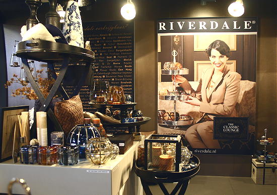 Nieuwste Riverdale Collectie - Winter Riverdale Woonaccessoires The Classic Lounge met Brandy At Midnight - Stoere Riverdale Woonaccessoires als Kussens, Plaids, Windlichten en Vazen LEES MEER... (Foto DroomHome Riverdale at Woonbeurs Amsterdam) Nieuwste Riverdale Collectie - Winter Riverdale Woonaccessoires The Classic Lounge met Brandy At Midnight - Stoere Riverdale Woonaccessoires als Kussens, Plaids, Windlichten en Vazen LEES MEER... (Foto DroomHome Riverdale at Woonbeurs Amsterdam)