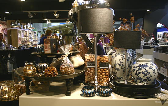 Nieuwste Riverdale Collectie - Winter Riverdale Woonaccessoires The Classic Lounge met Brandy At Midnight - Stoere Riverdale Woonaccessoires als Lampen, Windlichten, Etagere,Decoratie Zaden, Kaarsen en Vazen LEES MEER... (Foto DroomHome Riverdale at Woonbeurs Amsterdam) Nieuwste Riverdale Collectie - Winter Riverdale Woonaccessoires The Classic Lounge met Brandy At Midnight - Stoere Riverdale Woonaccessoires als Lampen, Windlichten, Etagere,Decoratie Zaden, Kaarsen en Vazen LEES MEER... (Foto DroomHome Riverdale at Woonbeurs Amsterdam)