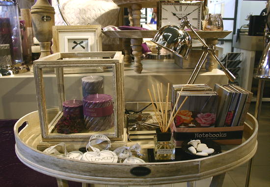 Nieuwste Riverdale Collectie 2012 - Winter Riverdale Woonaccessoires The Classic Lounge met Velvet Luxuries - Luxe Riverdale Woonaccessoires als Geurstokjes, Riverdale Hangers, Paarse Kaarsen & Houten Windlichten, Riverdale Kalender en Agenda 2012 LEES MEER... (Foto DroomHome Riverdale at Woonbeurs Amsterdam)