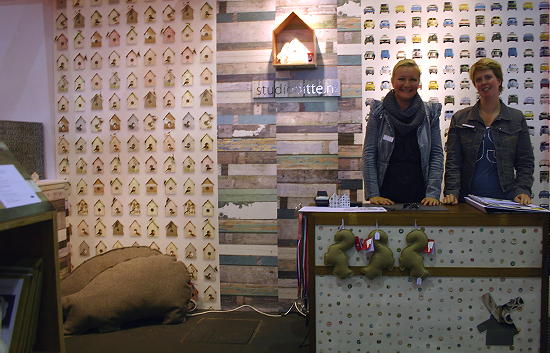 Studio Ditte Behang - De design dames van Studio Ditte op de Woonbeurs Amsterdam 2010 stand temidden van hun Trendy Behang als Sloophout, Vogelhuisjes, Auto, Linten en Porselein Behang met Folklore Interieur Accessoires! (Foto DroomHome.nl)