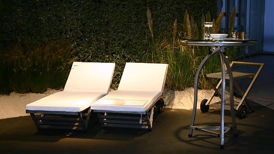 Tuinarsenaal Tuin meubelen Design & RVS Terras Interieur - RVS Lounge Ligbedden met Imitatieleer Buitenkussens met Design Minibar & Statafel op de Woonbeurs Amsterdam 2010 LEES MEER... (Foto DroomHome.nl Tuinarsenaal Tuin meubelen Design & RVS Terras Interieur - RVS Lounge Ligbedden met Imitatieleer Buitenkussens met Design Minibar & Statafel op de Woonbeurs Amsterdam 2010 LEES MEER... (Foto DroomHome.nl