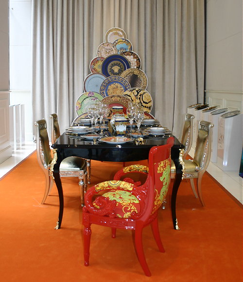 Rosenthal Meets Versace in Versace Home Boutique Milaan - 20 Jarig Jubileum van Rosenthal Borden met Versace Ontwerpen & Dessins - Gedekte Tafel & Stoelen Ontwerpen met Versace Servies LEES MEER.. (Foto Rosenthal & Versace Borden van DroomHome.nl) Rosenthal Meets Versace in Versace Home Boutique Milaan - 20 Jarig Jubileum van Rosenthal Borden met Versace Ontwerpen & Dessins - Gedekte Tafel & Stoelen Ontwerpen met Versace Servies LEES MEER.. (Foto Rosenthal & Versace Borden van DroomHome.nl)