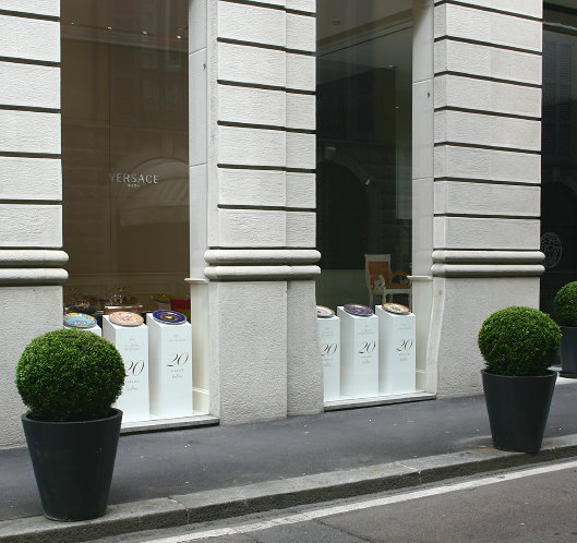 Rosenthal Meets Versace in Versace Home Boutique Milaan Etalage - 20 Jarig Jubileum van Rosenthal Borden met Versace Ontwerpen & Dessins - LEES MEER.. (Foto Rosenthal & Versace Borden van DroomHome.nl Rosenthal Meets Versace in Versace Home Boutique Milaan Etalage - 20 Jarig Jubileum van Rosenthal Borden met Versace Ontwerpen & Dessins - LEES MEER.. (Foto Rosenthal & Versace Borden van DroomHome.nl