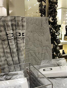 Viktor & Rolf Christmas Kerstcollectie in de Bijenkorf Viktor & Rolf Bed Linens & Bed Spread als Viktor & Rolf Beddengoed; Dekbedovertrekken & Sprei met Strikmotief DroomHome.nl Viktor & Rolf Christmas Kerstcollectie in de Bijenkorf Viktor & Rolf Bed Linens & Bed Spread als Viktor & Rolf Beddengoed; Dekbedovertrekken & Sprei met Strikmotief DroomHome.nl