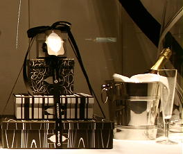 Viktor & Rolf Christmas Kerstcollectie in de Bijenkorf Viktor & Rolf Woonaccessoires als Viktor & Rolf Cadeau Dozen & Champagnekoeler met Viktor & Rolf champagneglazen DroomHome.nl Viktor & Rolf Christmas Kerstcollectie in de Bijenkorf Viktor & Rolf Woonaccessoires als Viktor & Rolf Cadeau Dozen & Champagnekoeler met Viktor & Rolf champagneglazen DroomHome.nl
