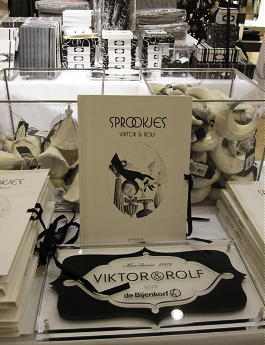 Viktor & Rolf Christmas Kerstcollectie in de Bijenkorf Viktor & Rolf Fairy Tale Book & Viktor & Rolf Sprookjesboek, Uitnodigingskaarten & Giftboxes DroomHome.nl