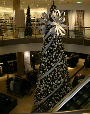 Viktor & Rolf Christmas Kerstcollectie 2009 Etages Hoge Viktor & Rolf Kerstboom in de Bijenkorf DroomHome.nl Viktor & Rolf Christmas Kerstcollectie 2009 Etages Hoge Viktor & Rolf Kerstboom in de Bijenkorf DroomHome.nl