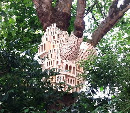 Vogelhuisjes en Nestkastjes Stad in een Boom - Design Urban Bird City met Urban Birds Nest inspiratie op Mussolini's Palazzo LEES MEER... (Foto Perscentrum Wonen op DroomHome.nl