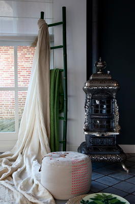 Woonmode Interieur Trend 2011 - Stad & Land, Sfeerverlichting als Lampionnen en Lampen van Staaldraad LEES MEER... (Foto Perscentrum Wonen op DroomHome.nl) Woonmode Interieur Trend 2011 - Stad & Land, Sfeerverlichting als Lampionnen en Lampen van Staaldraad LEES MEER... (Foto Perscentrum Wonen op DroomHome.nl)