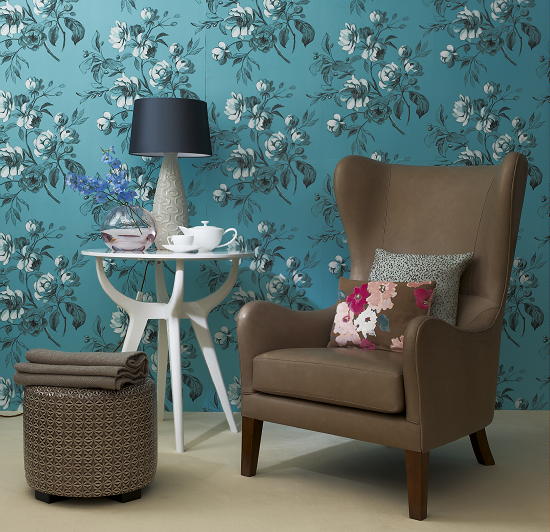 Woonmodetrend Fabulous Fifties -  Designers Guild Bloem Behang, Bonaparte Tapijt, Ruud van Oosterhout Vaas voor Royal Leerdam LEES MEER... (Foto Perscentrum Wonen  op DroomHome.nl)
