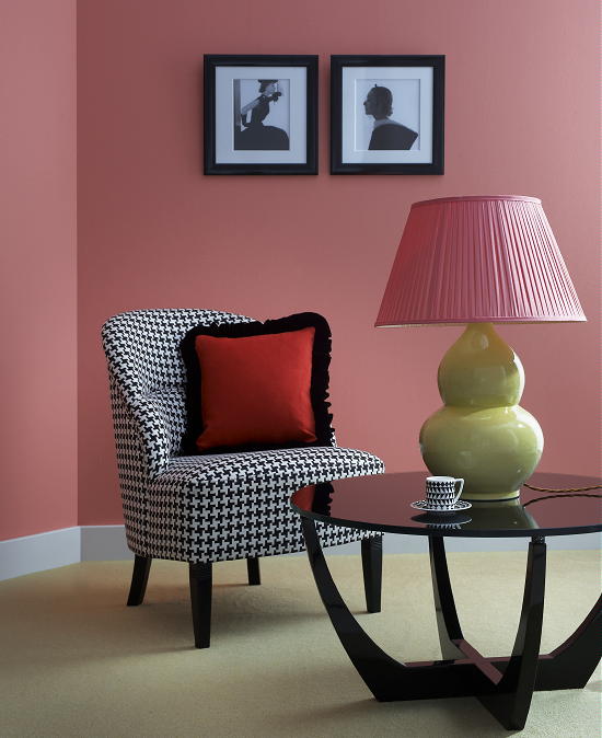 Woonmodetrend Fabulous Fifties -  Fauteuil Coco, Parade Tapijt, Wedgwood Kop en Schotel en Modefoto's uit 1951 LEES MEER... (Foto Perscentrum Wonen  op DroomHome.nl)