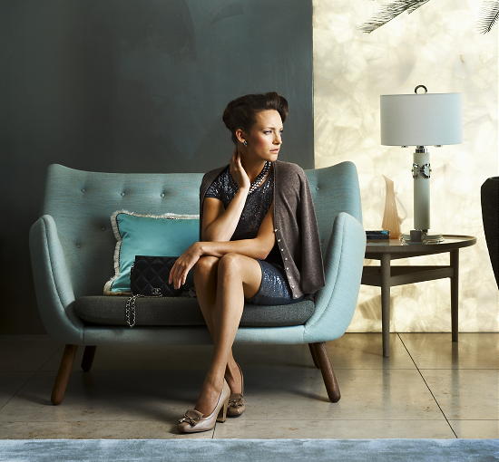 Woonmodetrend Fabulous Fifties -  Jaren 50 Bankje en Tafel Opnieuw in Produktie, Vintage Vaas, Parelsnoer en Chanel Tasje en Pieter Adam Schemerlamp - Mode Ontwerpers met Home Wooncollectie LEES MEER... (Foto Perscentrum Wonen  op DroomHome.nl)