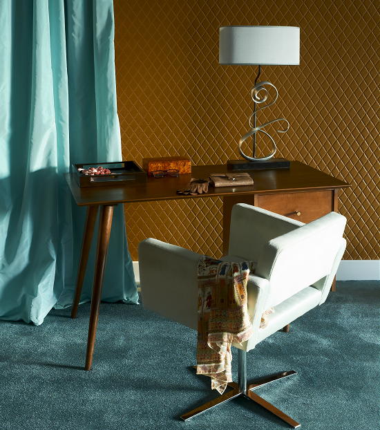 Woonmodetrend Fabulous Fifties -  Vinyl Wandbekleding, Jaren 50 Damesbureau, Taft Gordijnen en Bladzilver en Brons Schemerlamp LEES MEER... (Foto Perscentrum Wonen  op DroomHome.nl)