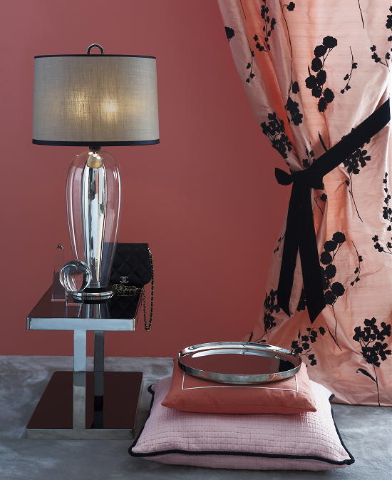 Woonmodetrend Fabulous Fifties -  Taft Zijden Gordijn, Schemerlamp met Linnen Kap en Chanel Tas LEES MEER... (Foto Perscentrum Wonen  op DroomHome.nl)