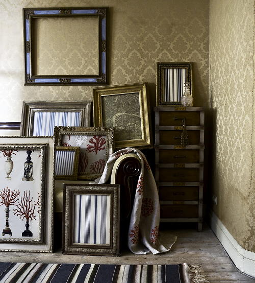 Woontrend 2011 Zomer - Herenhuis Interieur 'Rust & Romantiek' - o.a. Antieke Lijsten met Behang Ralph Lauren en Dedag en Jane Churchill Stof Decoratie en Kersenhouten Ladenkast van FT Agenturen Foto Perscentrum Wonen op DroomHome.nl LEES MEER... Woontrend 2011 Zomer - Herenhuis Interieur 'Rust & Romantiek' - o.a. Antieke Lijsten met Behang Ralph Lauren en Dedag en Jane Churchill Stof Decoratie en Kersenhouten Ladenkast van FT Agenturen Foto Perscentrum Wonen op DroomHome.nl LEES MEER...